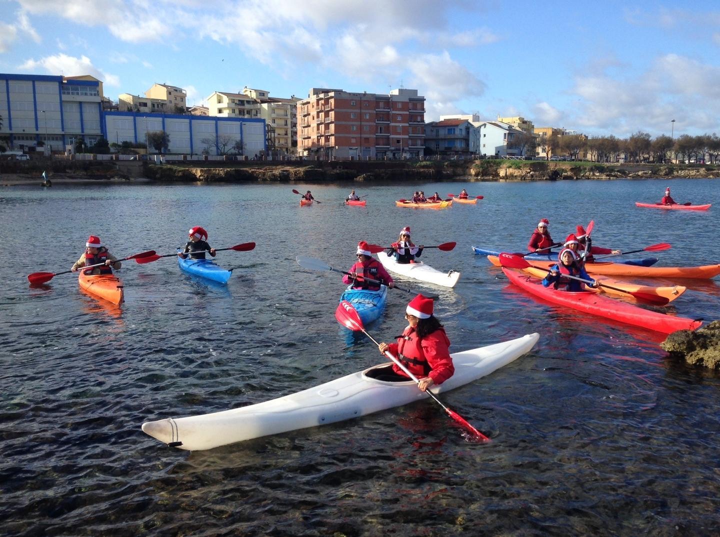 A Porto Torres Babbo Natale arriva con le canoe 