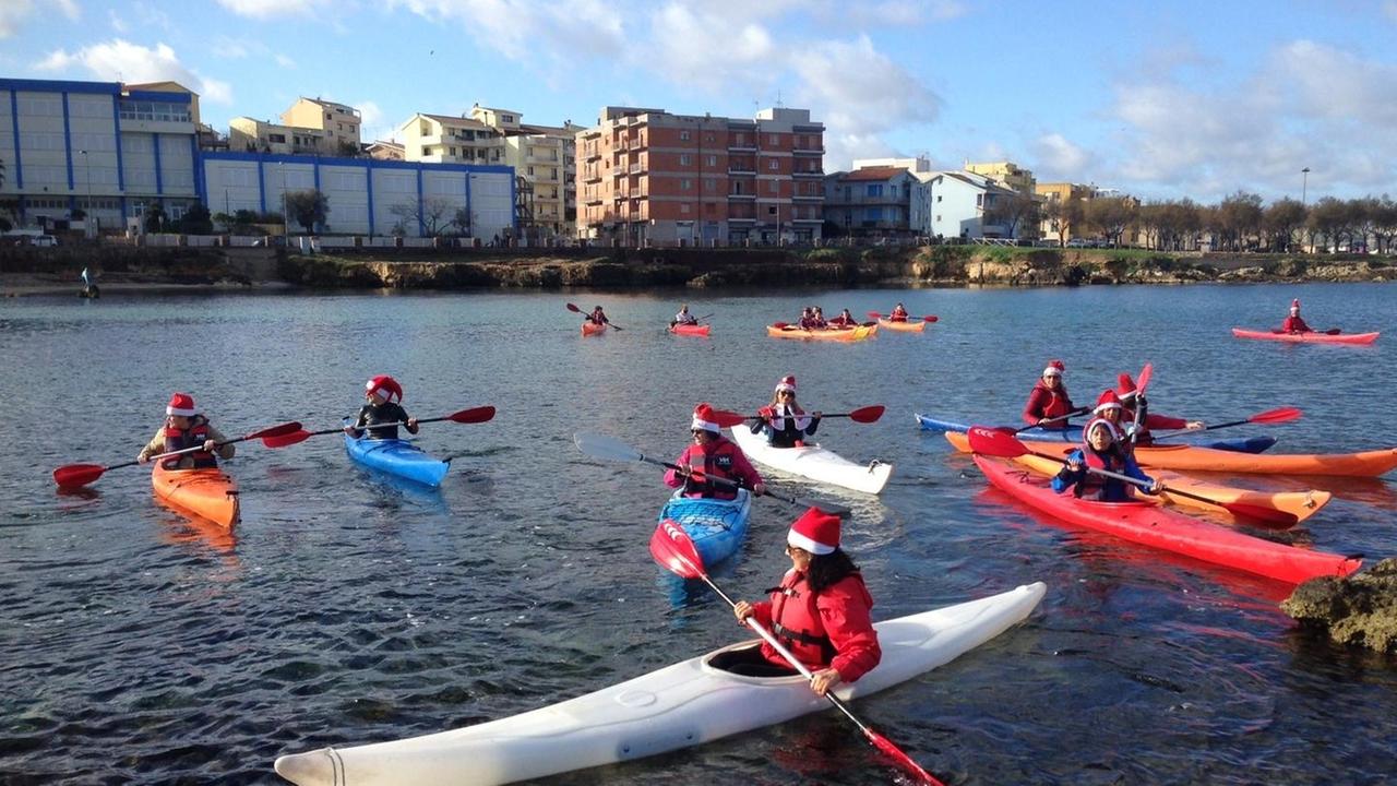 A Porto Torres Babbo Natale arriva con le canoe 
