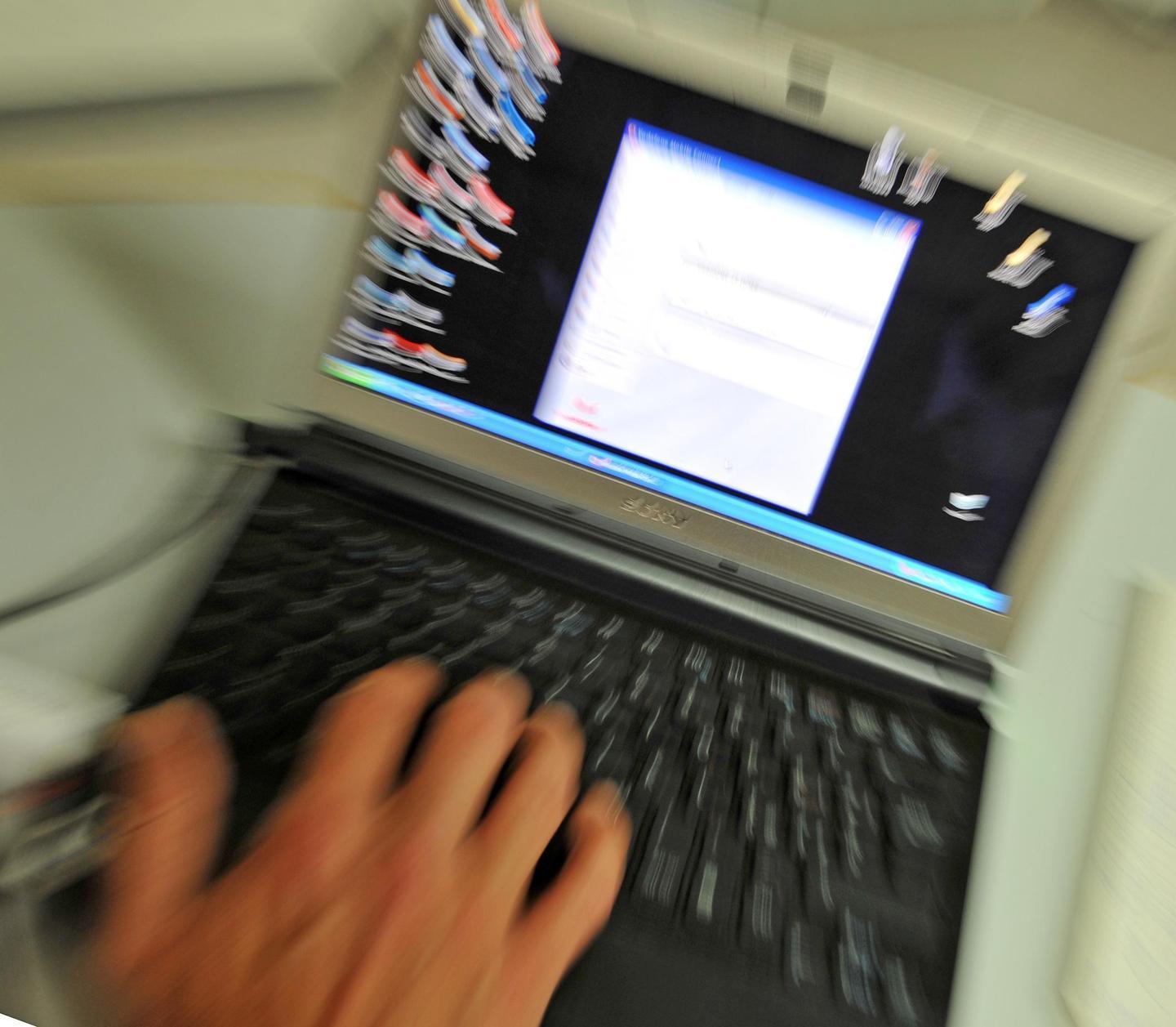Frode informatica a Laore in nove a processo