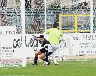 <strong>IL GOL ANNULLATO.</strong> Cristiani (in fuori gioco) spinge in rete il colpo di testa di Fiale