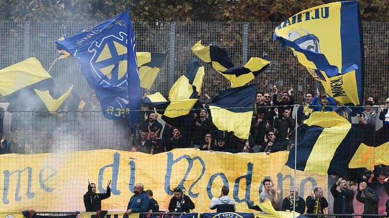 Cinquecento tifosi canarini al Todoli
