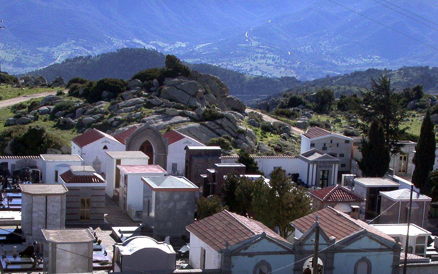 Cimitero, via ai lavori di ampliamento 