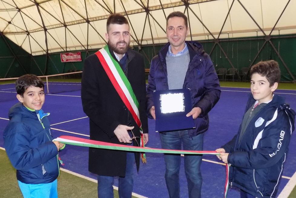 Spunta l’erba sui campi del Tennis Club Si giocherà tutto l’anno 