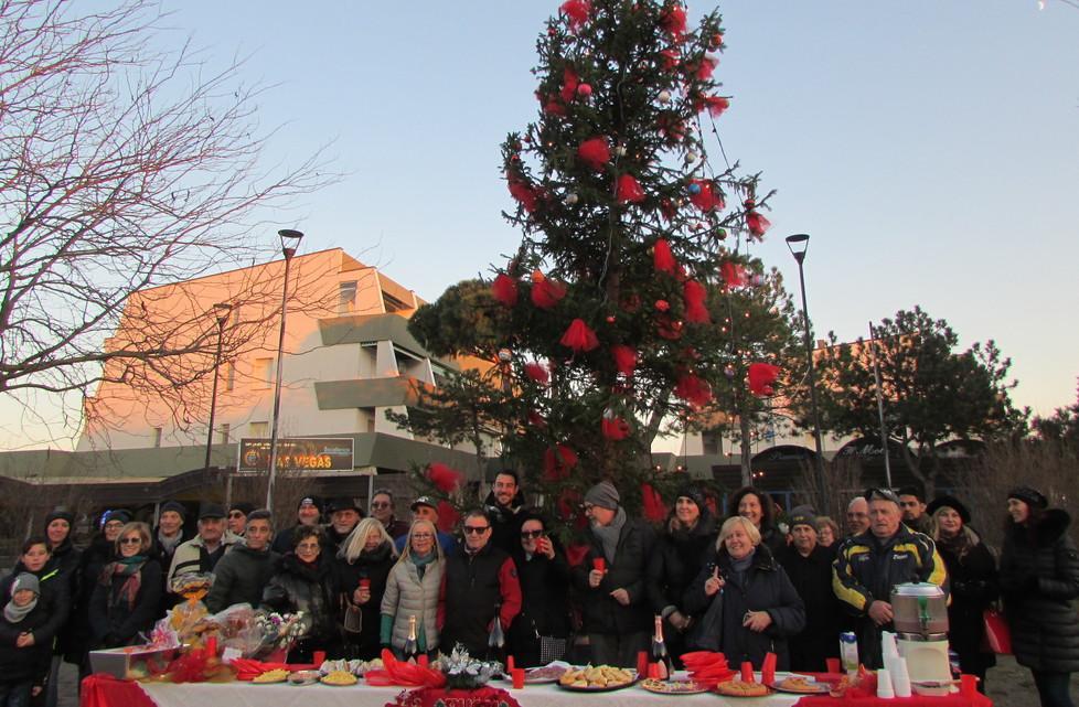 Un albero e tante luci Aria di festa in piazza 