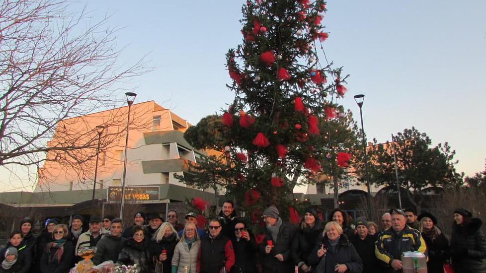 Un albero e tante luci Aria di festa in piazza