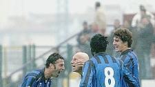 Caleri festeggiato dopo il suo gol