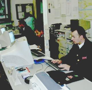 Il personale della polizia postale di Livorno al lavoro