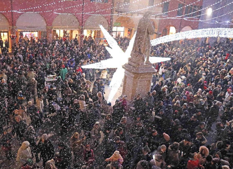 Nevicata artificiale in piazza
