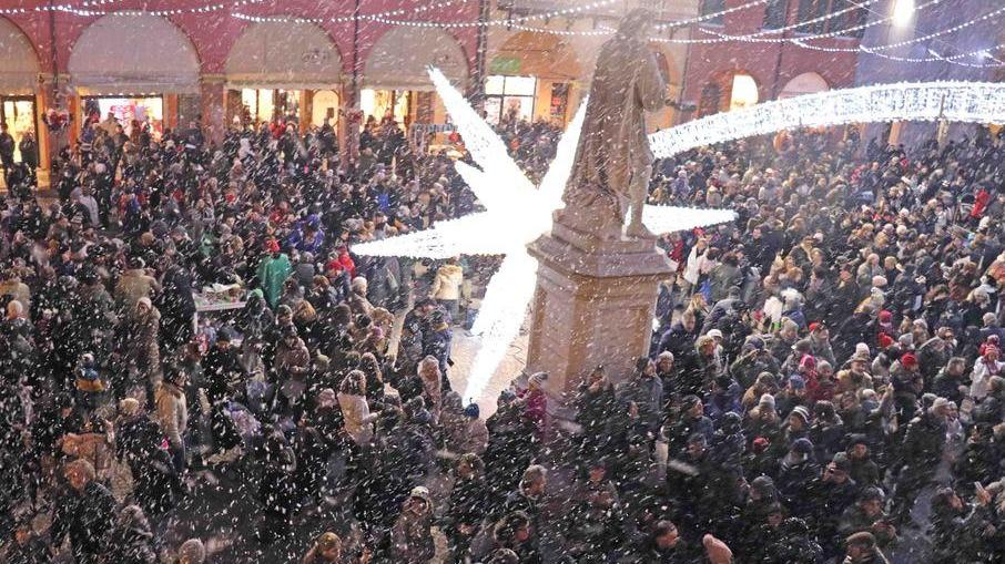 Nevicata artificiale in piazza