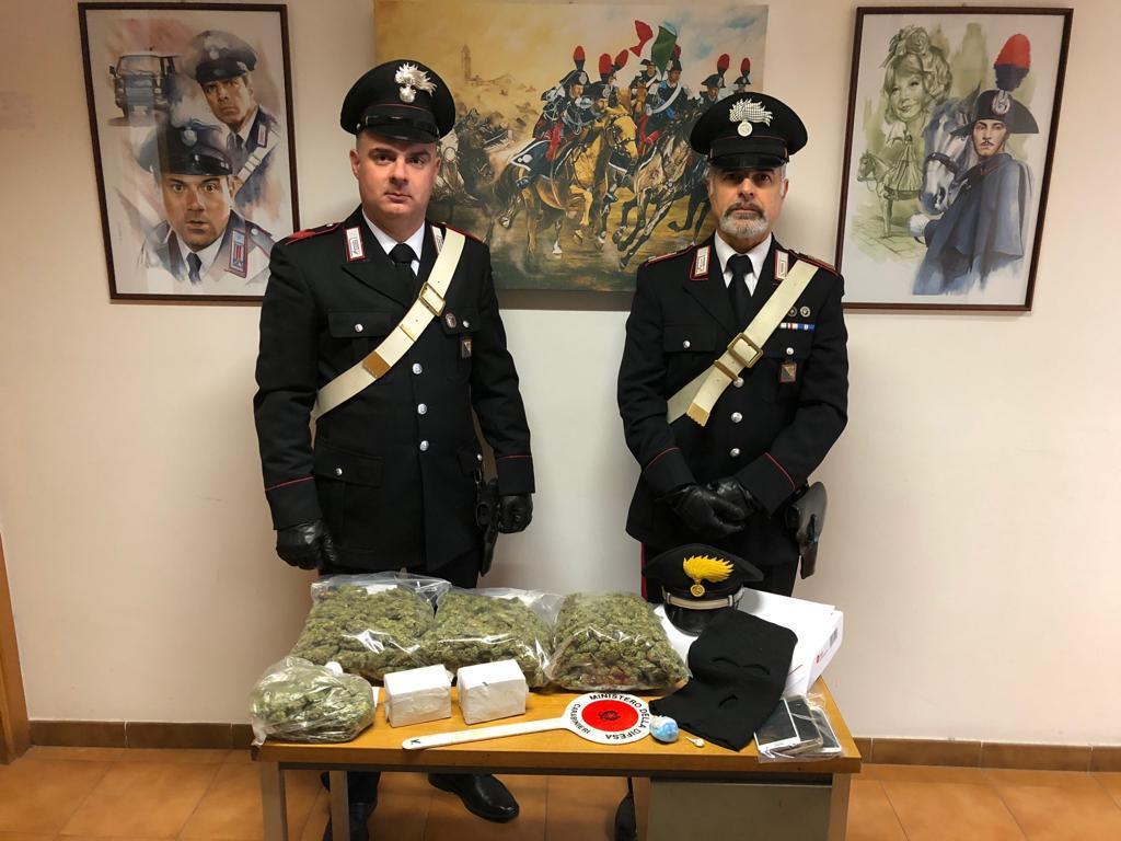 La droga rinvenuta dai carabinieri (foto Mario Rosas)
