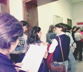 Insegnanti in fila al provveditorato agli studi di Firenze