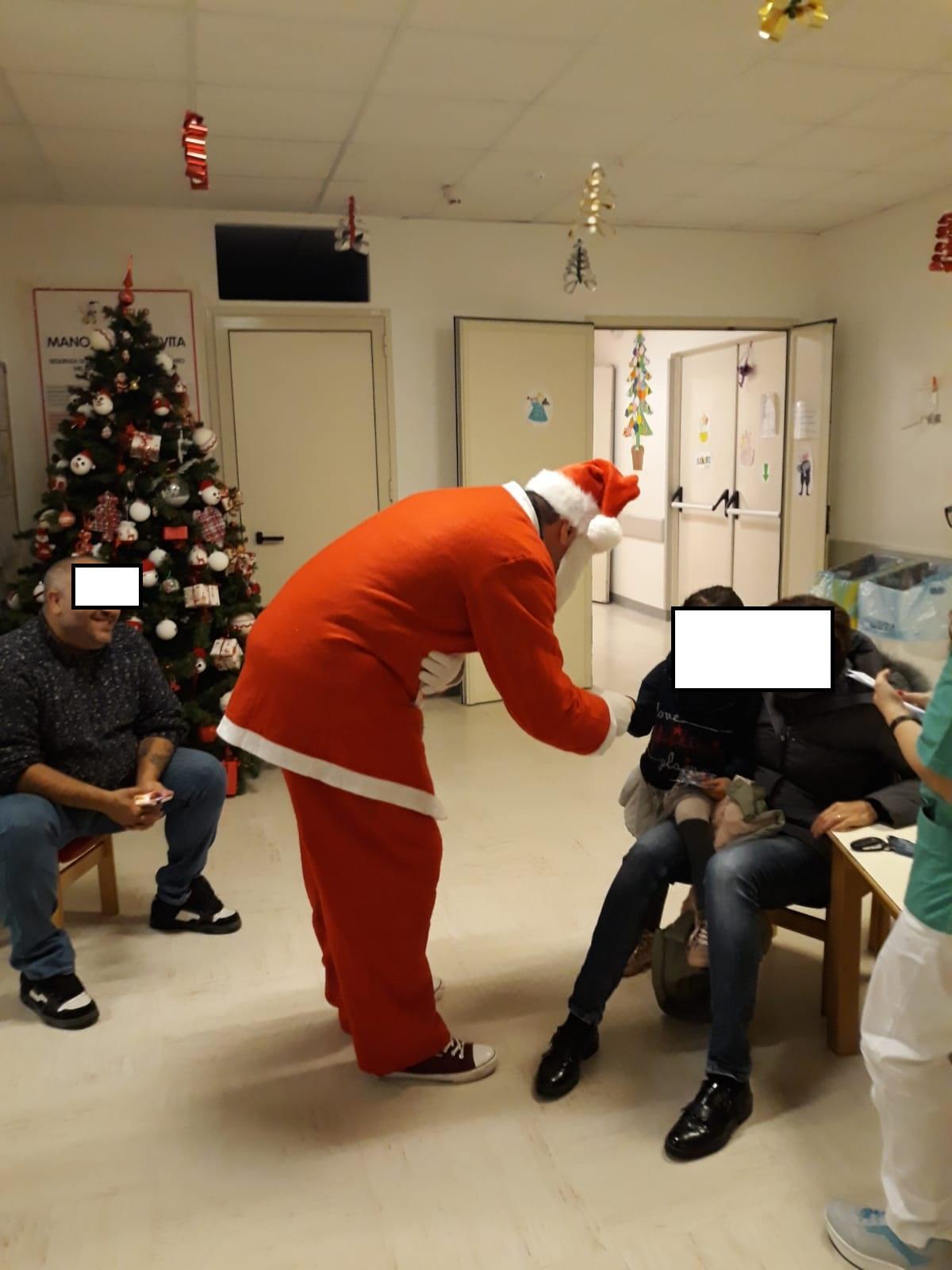 Babbo Natale porta i doni ai piccoli ospiti della Pediatria del San Francesco