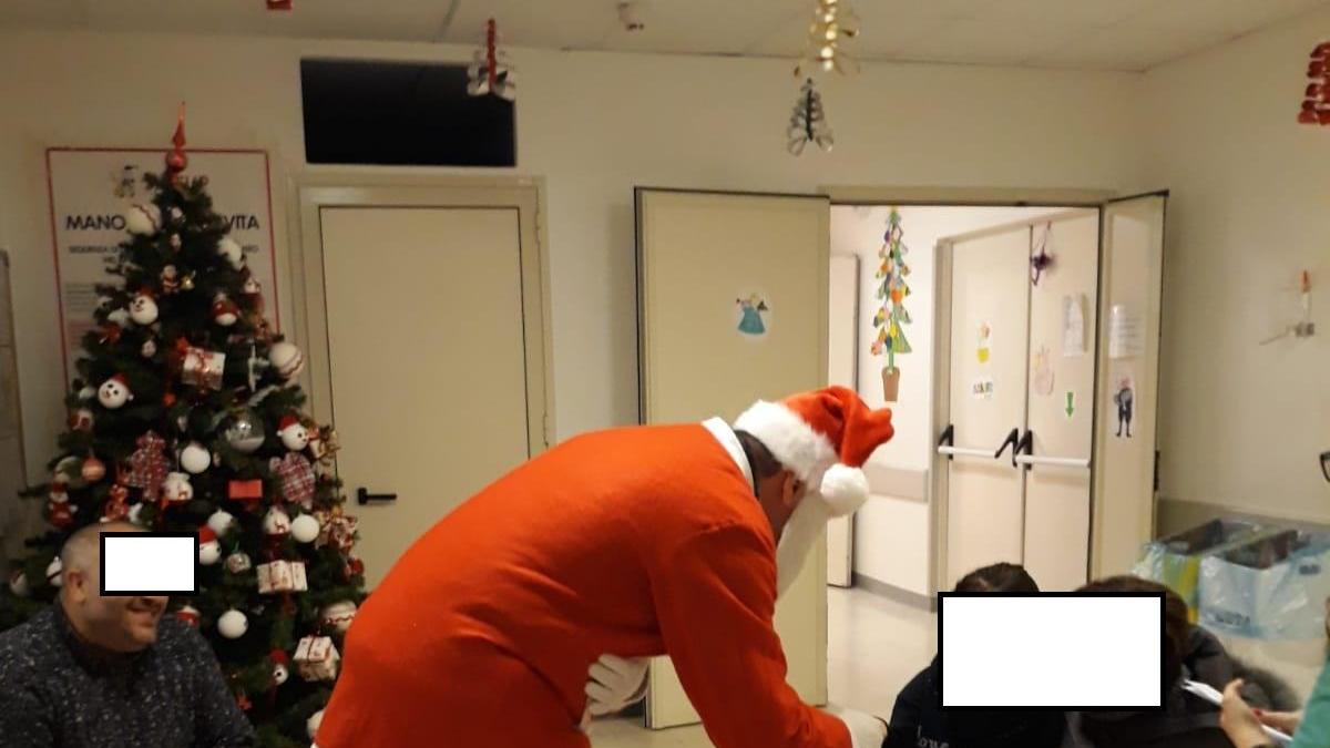 Babbo Natale porta i doni ai piccoli ospiti della Pediatria del San Francesco