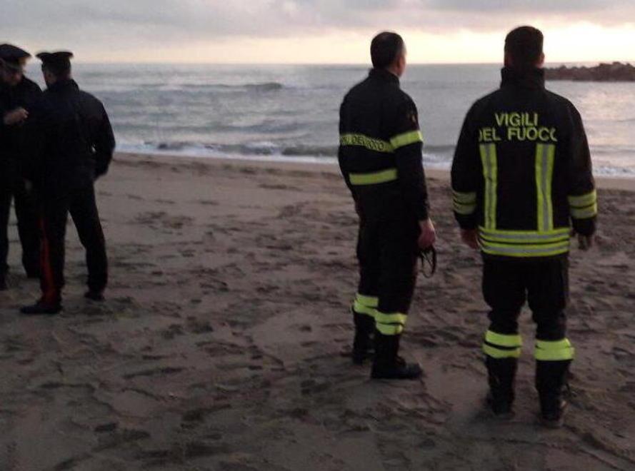 Il corpo di Davide restituito dall’acqua: il ritrovamento sulla spiaggia del Gombo 