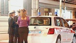 Una prostituta controllata da una pattuglia dei vigili urbani