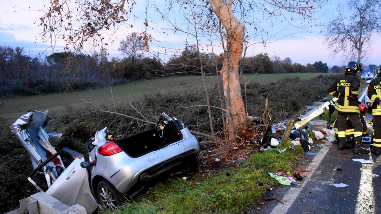 Con l'auto contro un albero: muore donna di 58 anni, gravi marito e figlia
