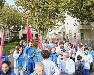 Un momento delle riprese con il corteo degli operai della Piaggio interpretati dalle comparse pontederesi