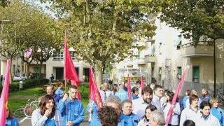 Un momento delle riprese con il corteo degli operai della Piaggio interpretati dalle comparse pontederesi