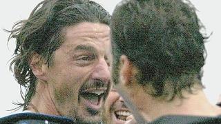 Francesconi festeggiato dopo il gol