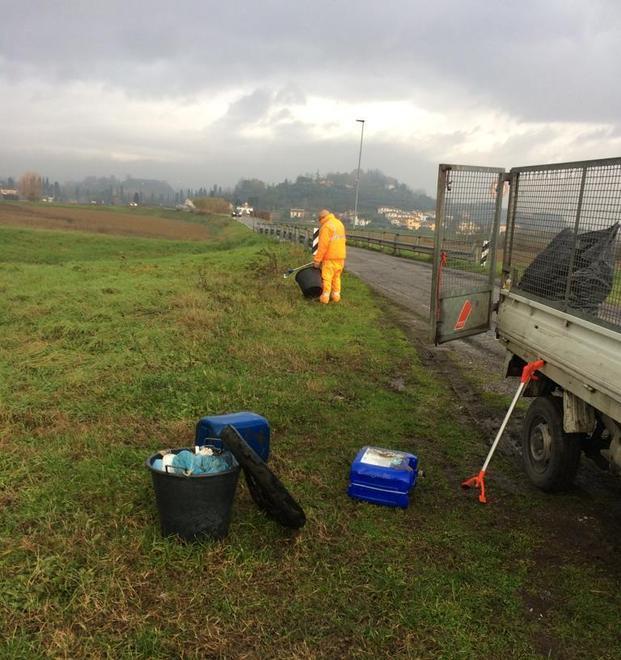 Comune ripulisce 9 rotatorie ridotte a discariche 
