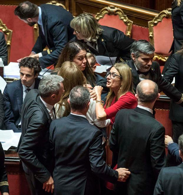 Malpezzi: mani addosso dalla Bottici. La 5S: atto di difesa