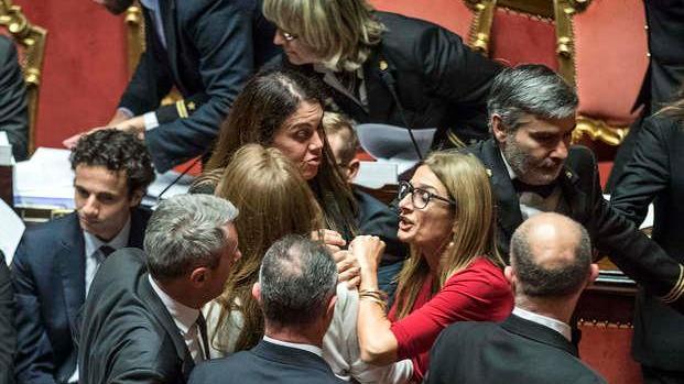 Malpezzi: mani addosso dalla Bottici. La 5S: atto di difesa