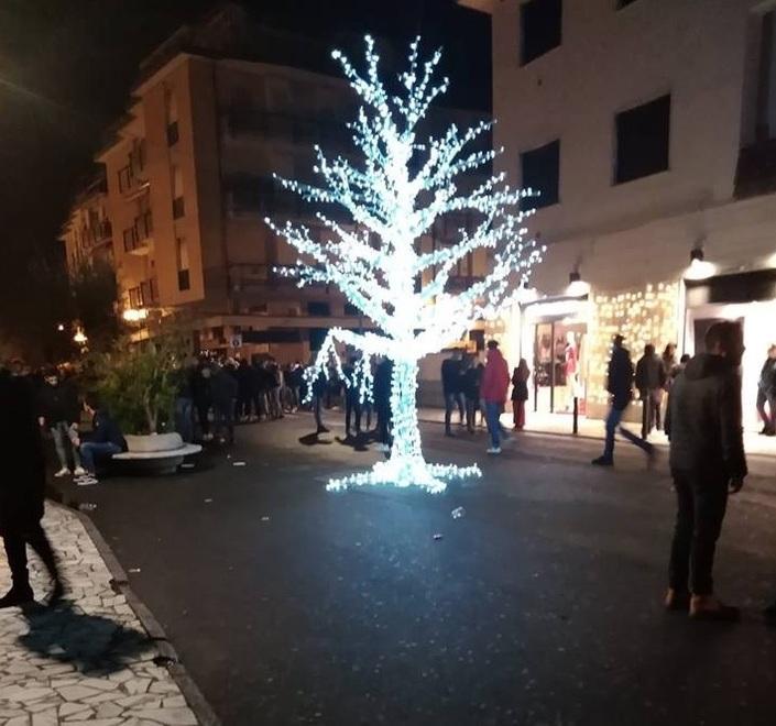 Rotto per la seconda volta l’albero luminoso di Marina