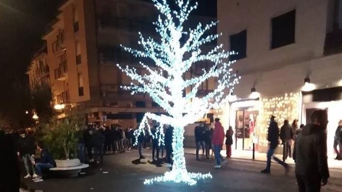 Rotto per la seconda volta l’albero luminoso di Marina