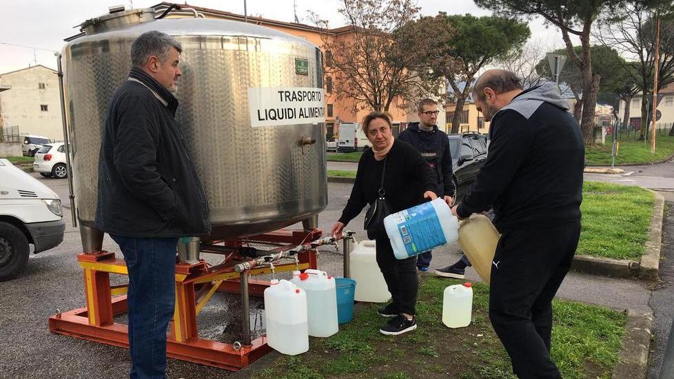 Intero quartiere a secco Autobotti e tanta rabbia