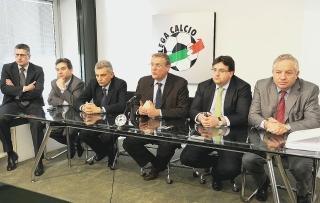 Camilli a destra a una riunione della Lega Calcio a Milano