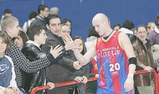Parente, il migliore dei rossoblù contro la Siram Fidenza, fa festa con i tifosi a fine partita
