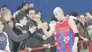 Parente, il migliore dei rossoblù contro la Siram Fidenza, fa festa con i tifosi a fine partita