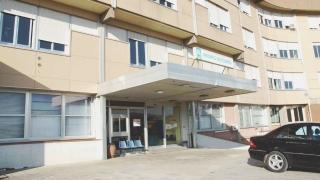 L’ingresso del pronto soccorso dell’ospedale, da alcune settimane il personale infermieristico in servizio è di sette unità anzichè nove come da organico