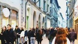 La crisi muta il commerciosempre meno negozi ma più bar e ristoranti
