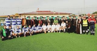 La classica foto di gruppo tra i carabinieri che partecipano come atleti e le autorità presenti alla giornata inaugurale del torneo Sotto gli studenti pontederesi durante le esibizioni