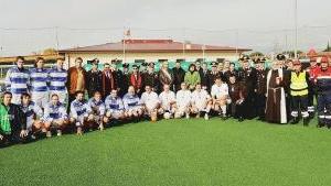La classica foto di gruppo tra i carabinieri che partecipano come atleti e le autorità presenti alla giornata inaugurale del torneo Sotto gli studenti pontederesi durante le esibizioni