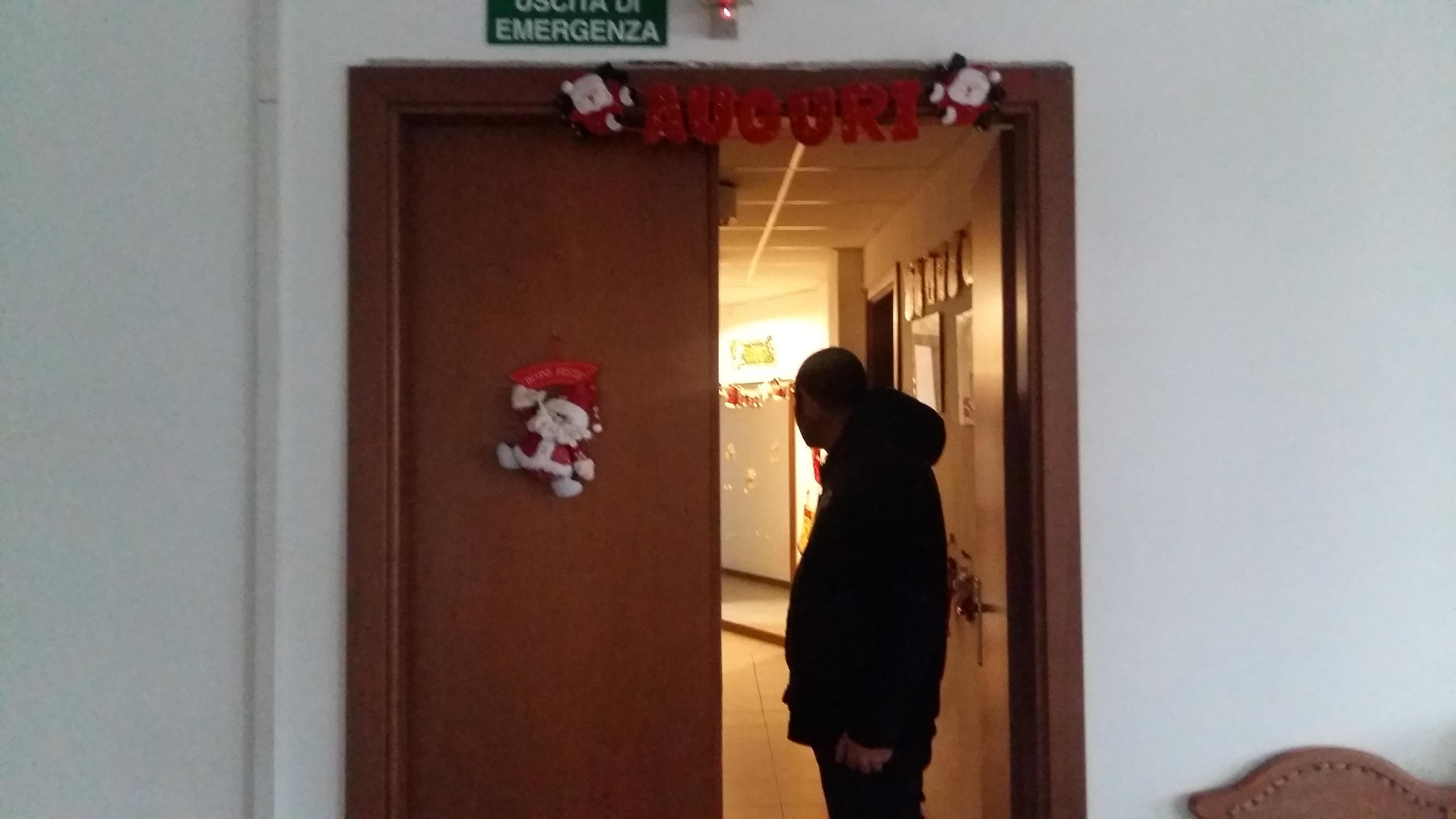 Viaggio tra i bambini della Torre occupata: «Caro Babbo Natale regalaci una casa nostra» 