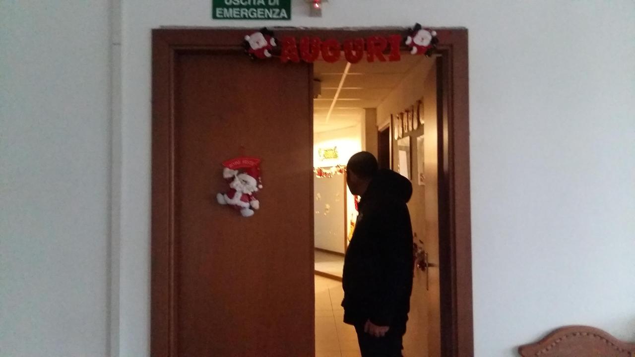 Viaggio tra i bambini della Torre occupata: «Caro Babbo Natale regalaci una casa nostra»