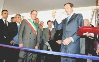 A sinistra Fini taglia il nastro della biblioteca Di fianco al presidente il sindaco Cenni e dietro il presidente Martini Sopra la protesta leghista in piazza del Comune