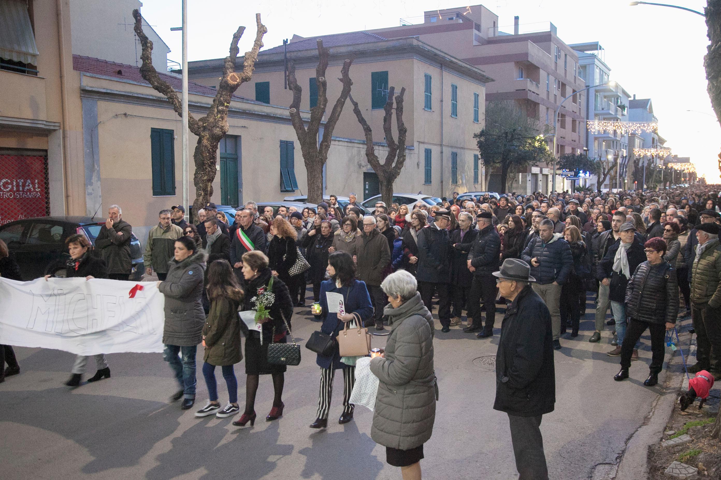 Il corteo per le strade di Alghero: hanno sfilato in 3000 (foto francesca salaris)