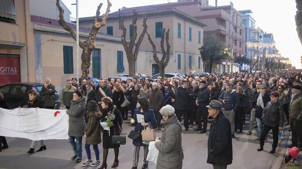 Il corteo per le strade di Alghero: hanno sfilato in 3000 (foto francesca salaris)