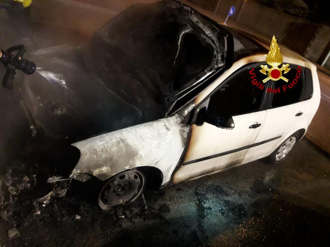 L'auto distrutta dall'incendio in via Colombo
