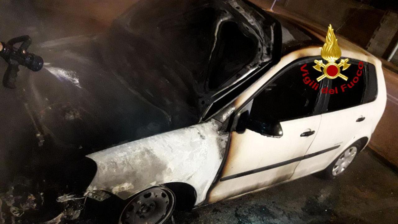L'auto distrutta dall'incendio in via Colombo