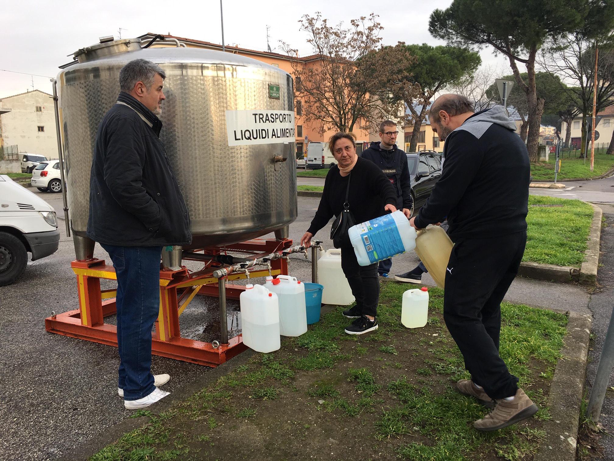 I residenti si riforniscono dal serbatoio provvisorio (foto Sproviero/Batavia)