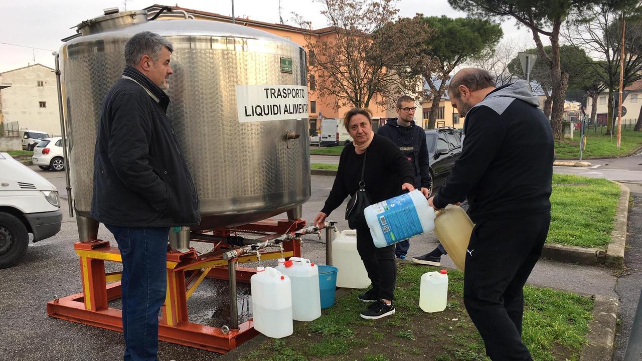 I residenti si riforniscono dal serbatoio provvisorio (foto Sproviero/Batavia)