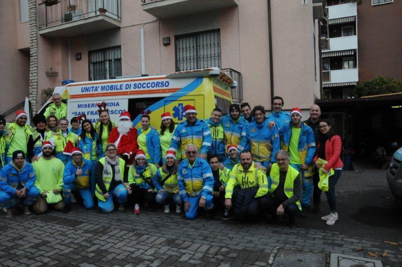 Un gruppo di volontari della Misericordia