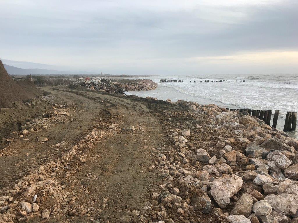 Bocca d’Ombrone, la spiaggia non c’è più Una scogliera artificiale ferma il mare 