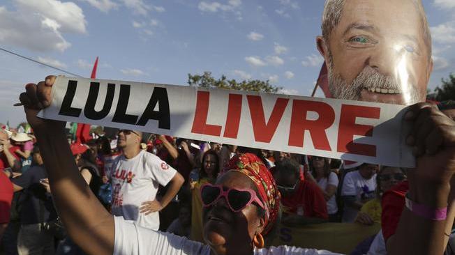 Negato permesso Lula per funerale amico