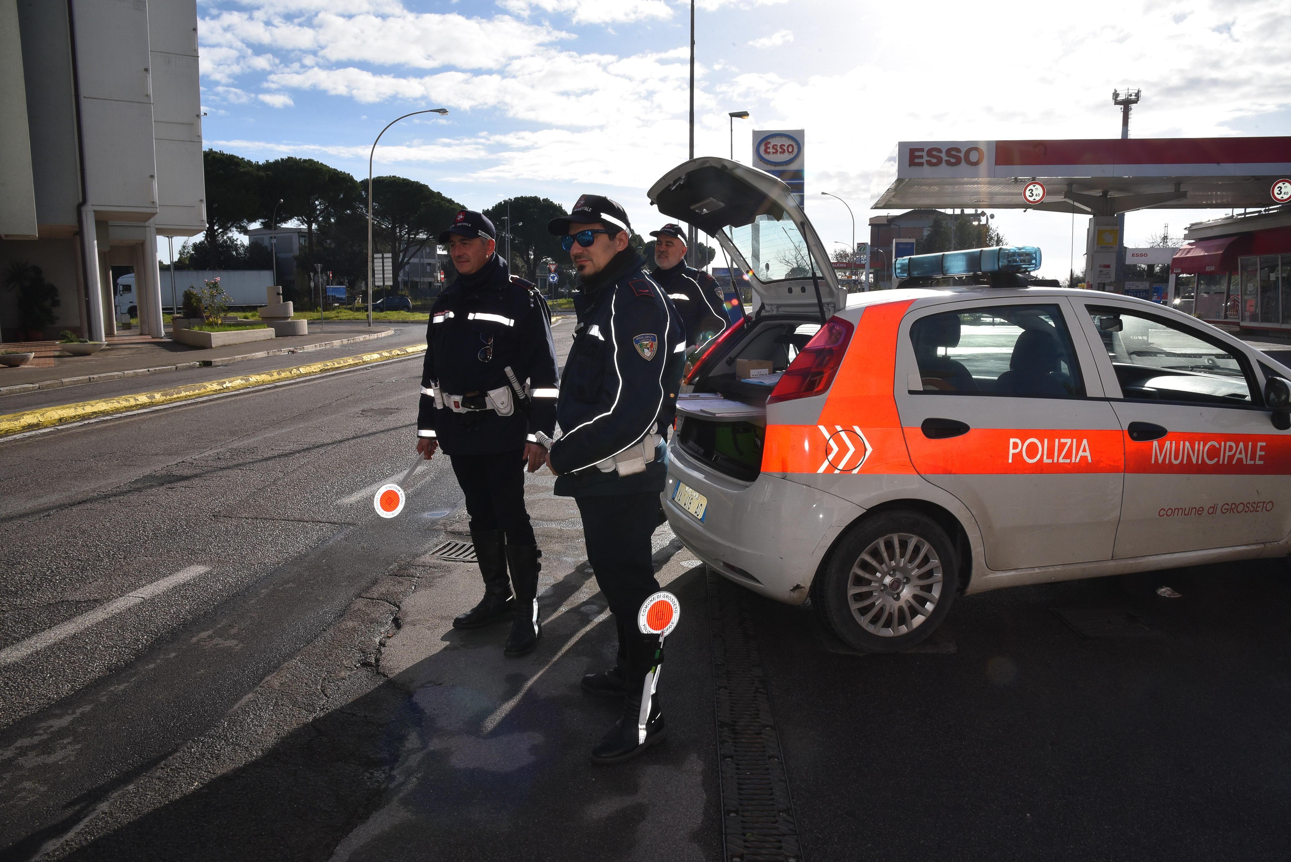 Controlli della Municipale di Grosseto alle auto straniere (foto agenzia Bf)