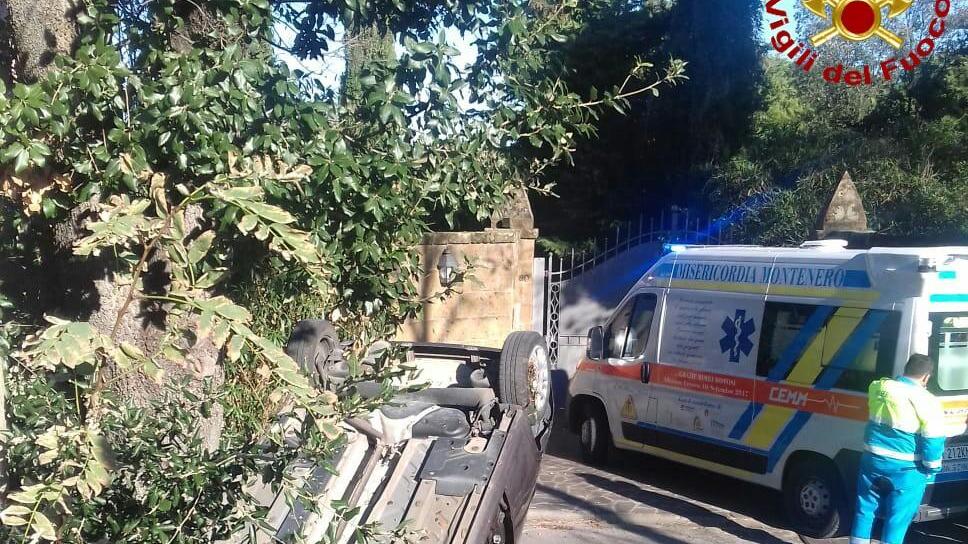 Auto si ribalta in via delle Pianacce